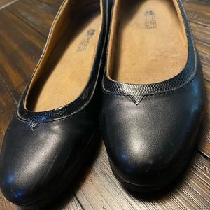 Shoes for Crews - slip resistant - women’s flats - work shoes - size 7.5